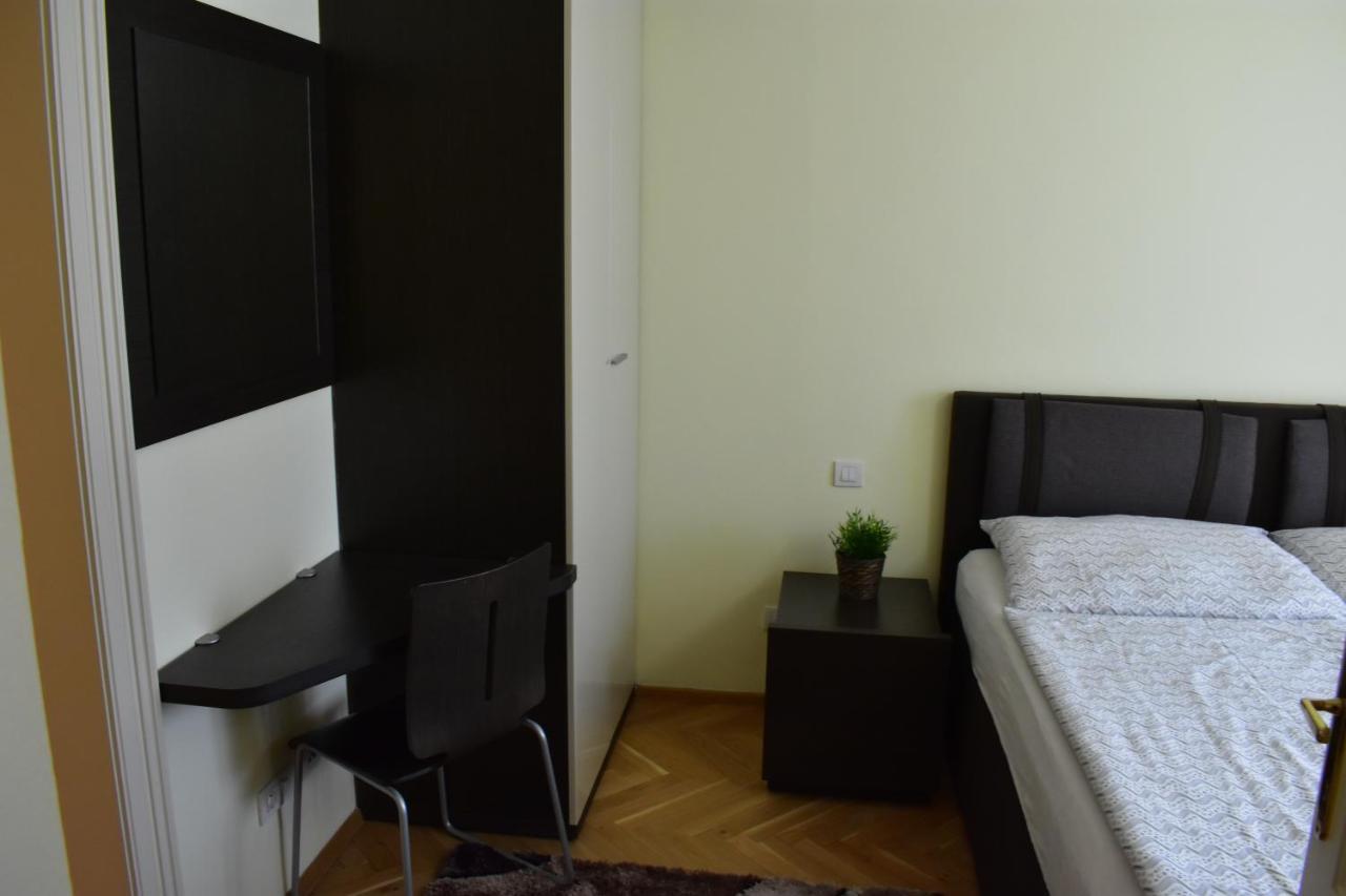 Apartment Vikroria - Halkova 5 براغ المظهر الخارجي الصورة