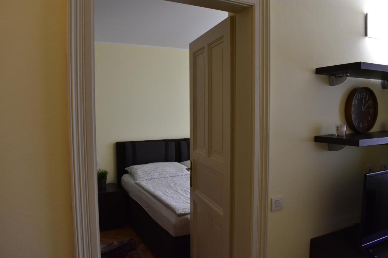 Apartment Vikroria - Halkova 5 براغ المظهر الخارجي الصورة