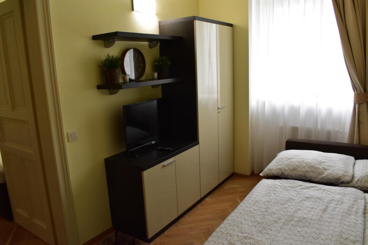 Apartment Vikroria - Halkova 5 براغ المظهر الخارجي الصورة